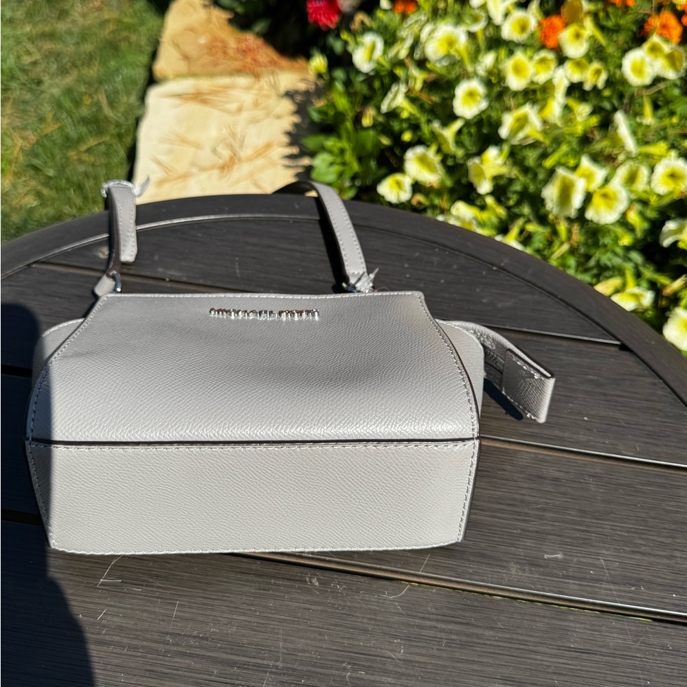 Michael Kors Elegant Gray Crossbody Bag - Picture 4 of 6